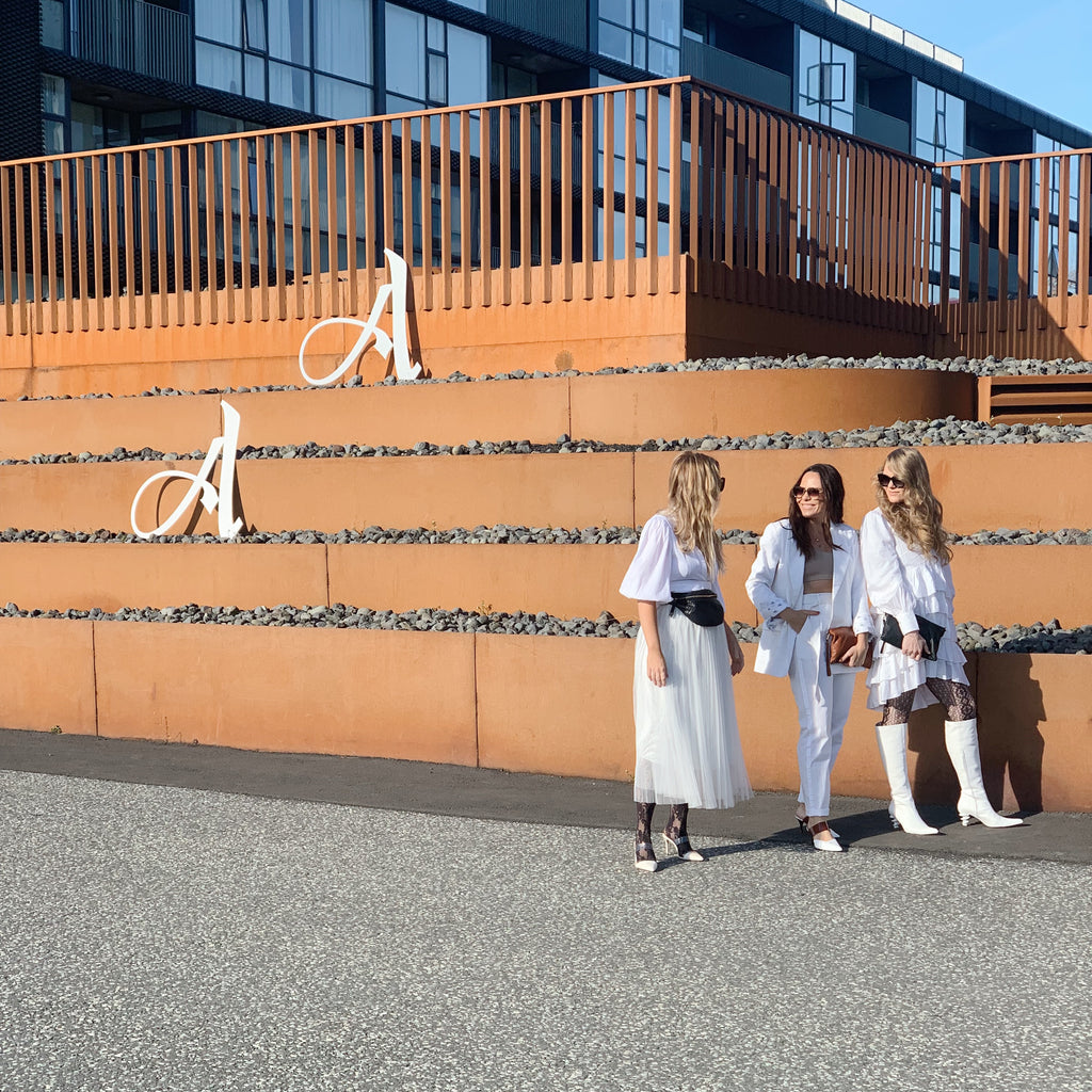 Á MEÐAN ÞAÐ ER LOKAÐ !