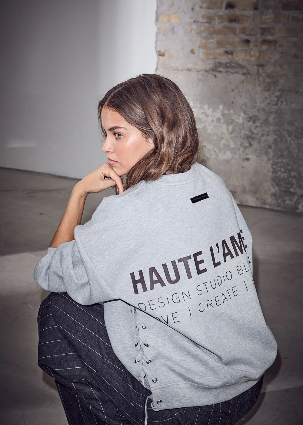 HAUTE L'AMITIÉ - New Studio Tie Sweat
