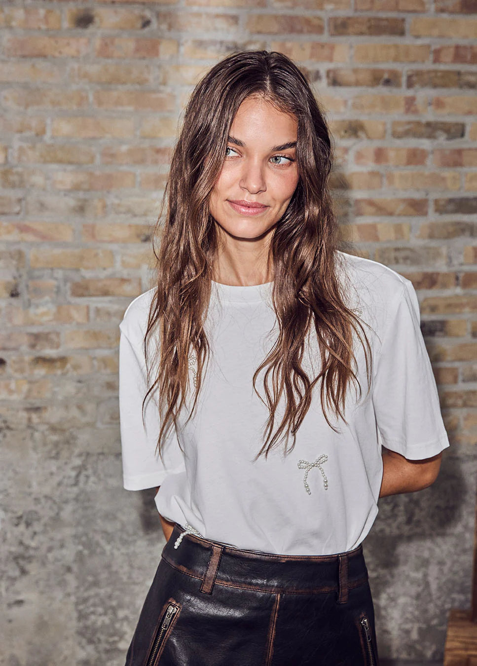 HAUTE L'AMITIÉ - Pearl Bow Tee