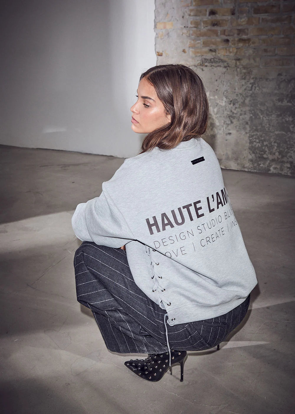 HAUTE L'AMITIÉ - New Studio Tie Sweat