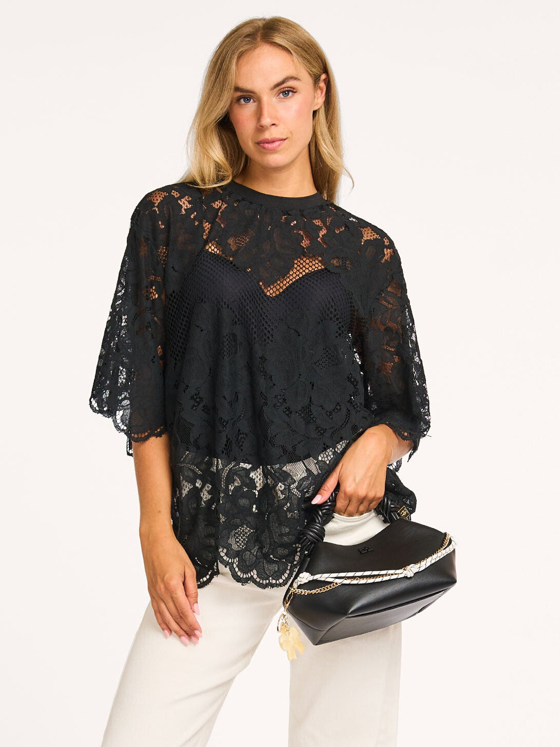 HAUTE L'AMITIÉ - Curvey Lace Hem Tee