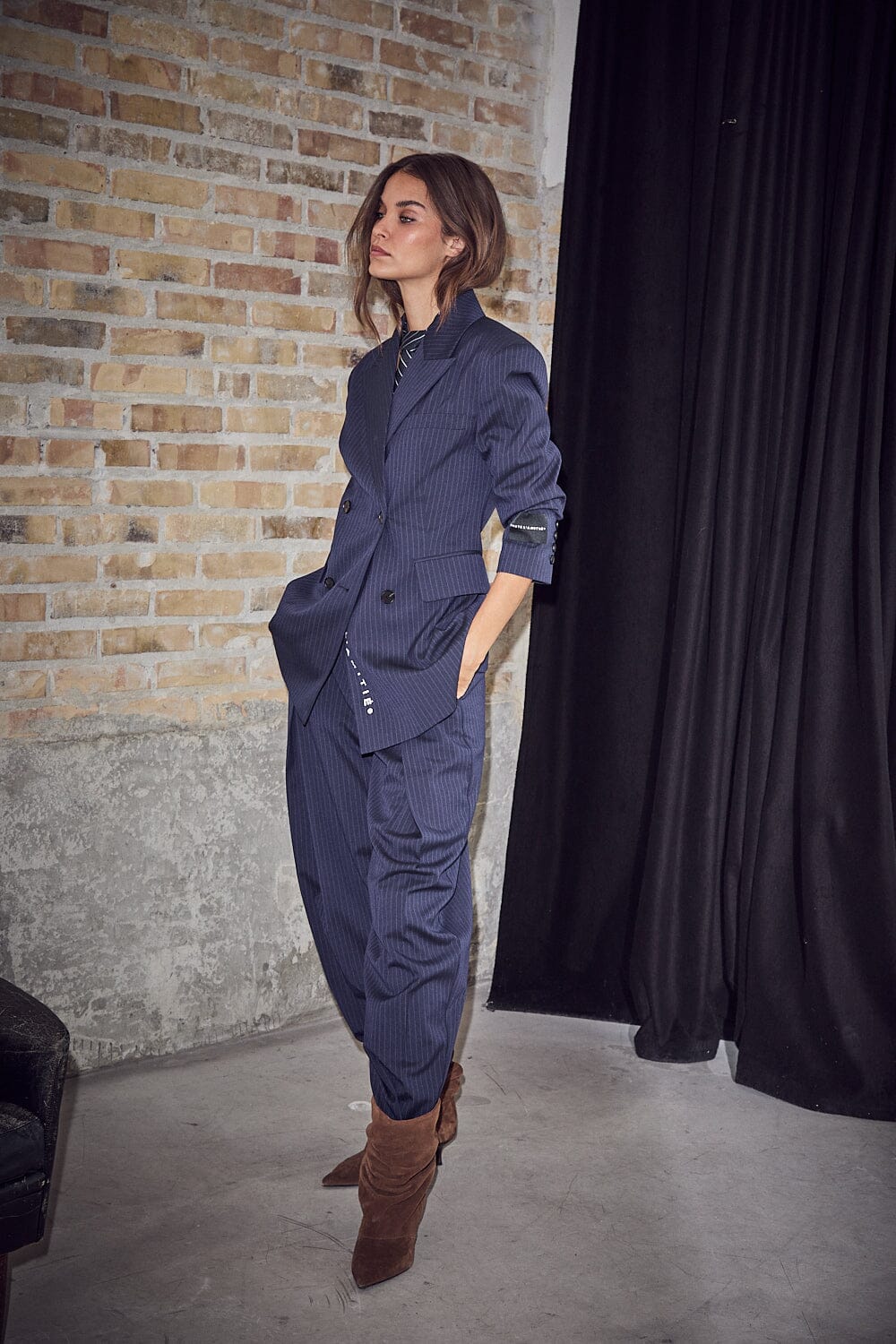 HAUTE L'AMITIÉ - Navy Pin Waist Fit Blazer