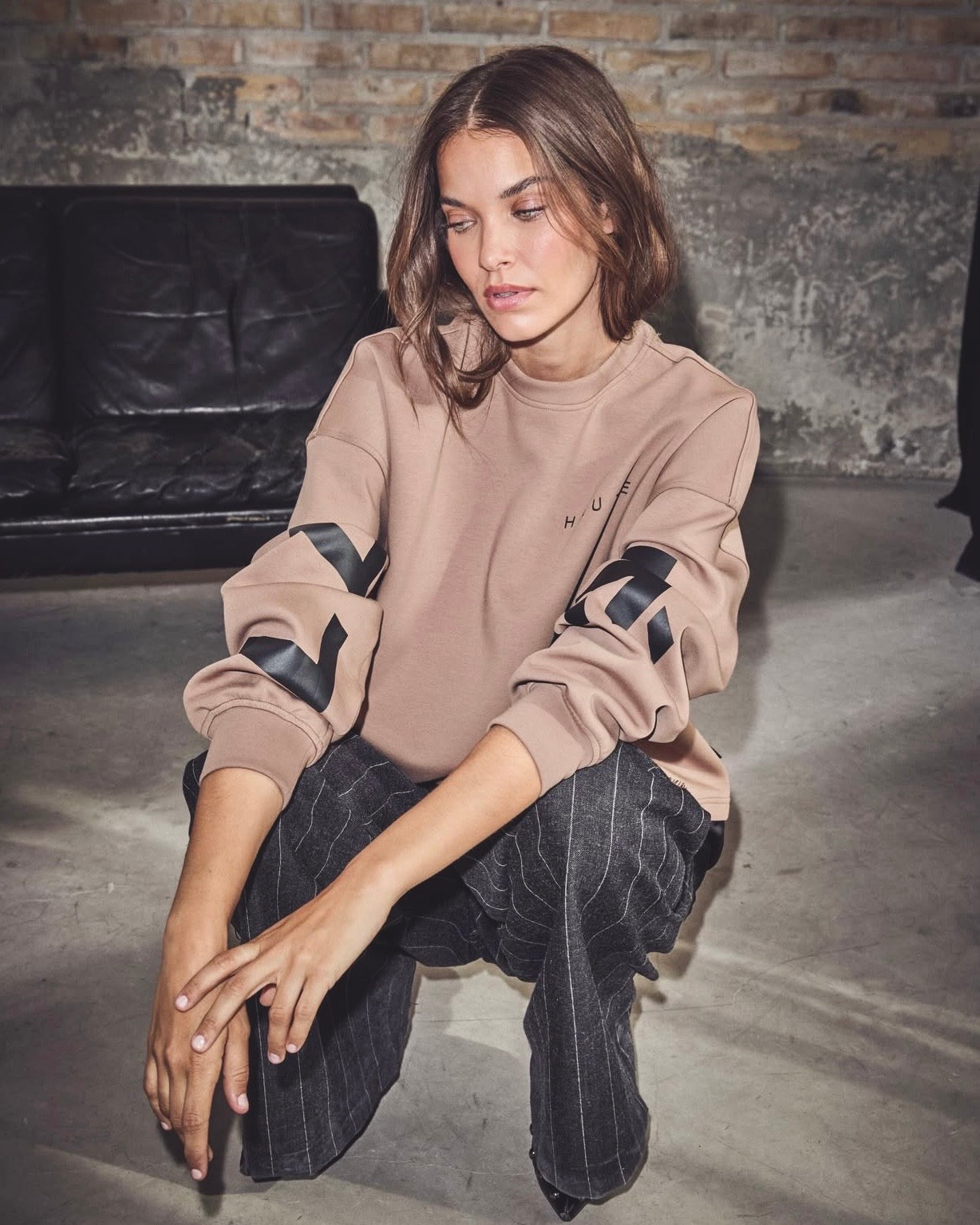 HAUTE L'AMITIÉ - Maxi Split Logo Sweat