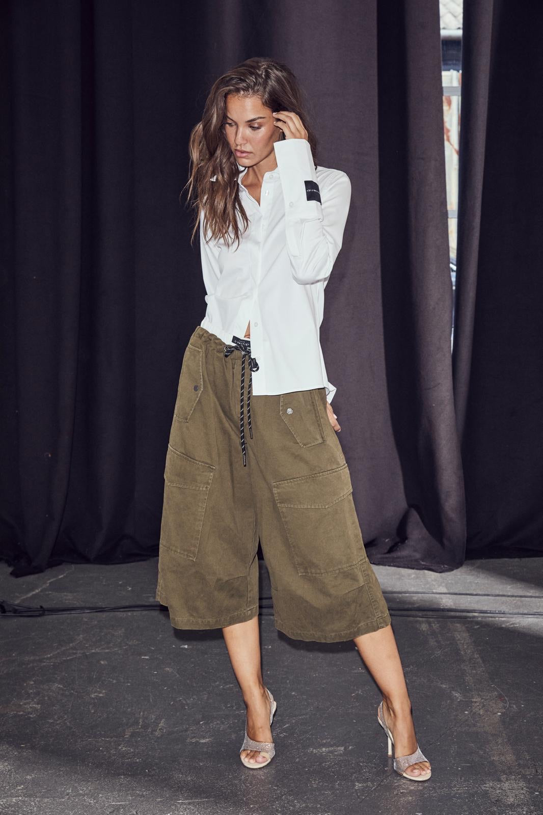 HAUTE L'AMITIÉ - Pull On Cargo Bermudas