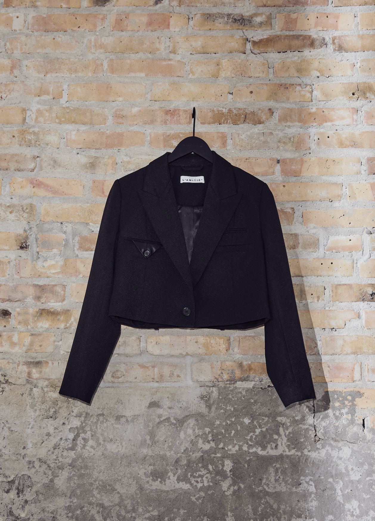 HAUTE L'AMITIÉ - Premiere Crop Strap Blazer