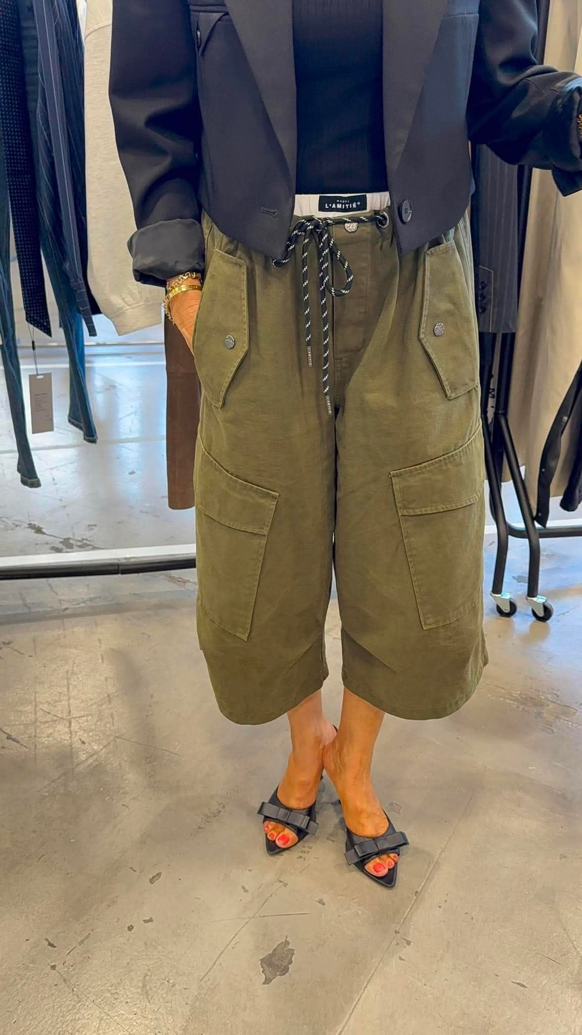 HAUTE L'AMITIÉ - Pull On Cargo Bermudas